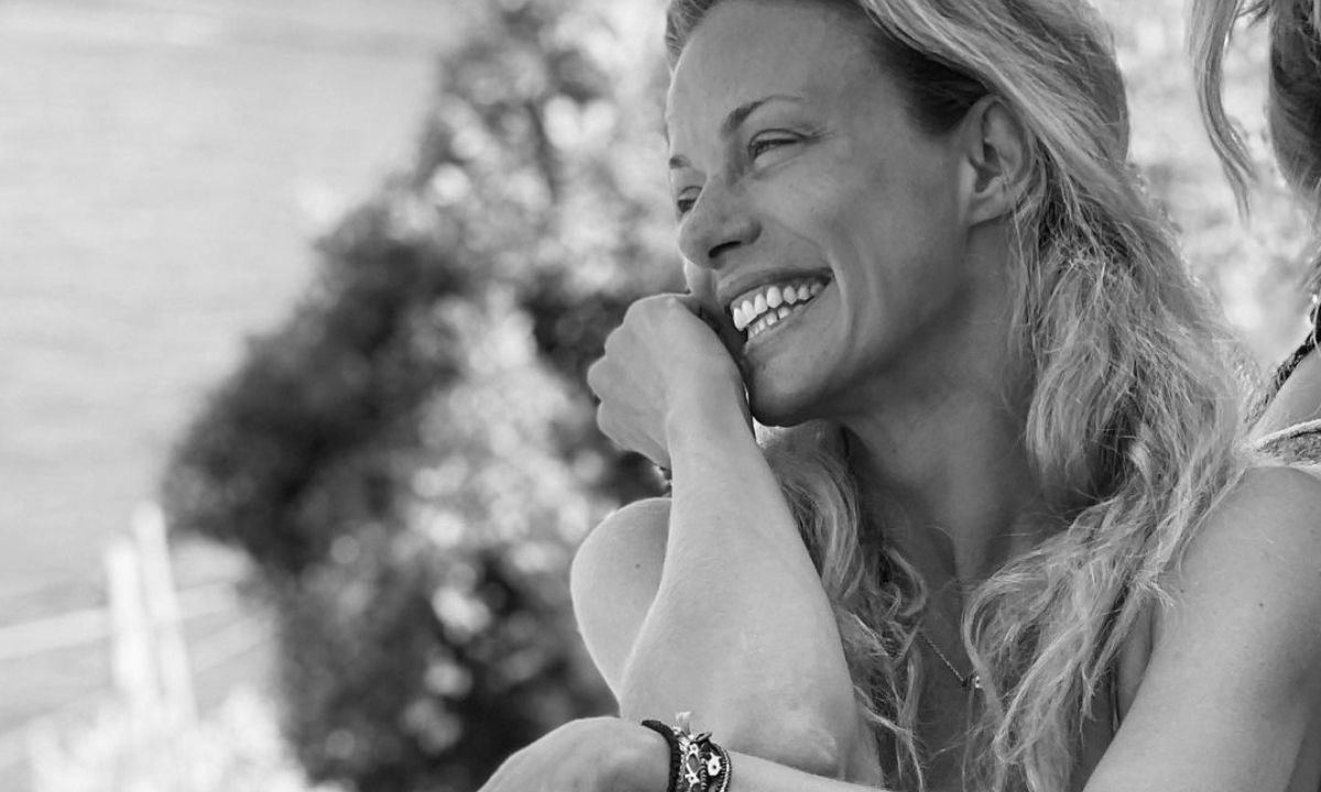 Μακρυπούλια: Ο Μουτσινάς την απαθανατίζει με μαγιό και η Σκορδά σχολιάζει