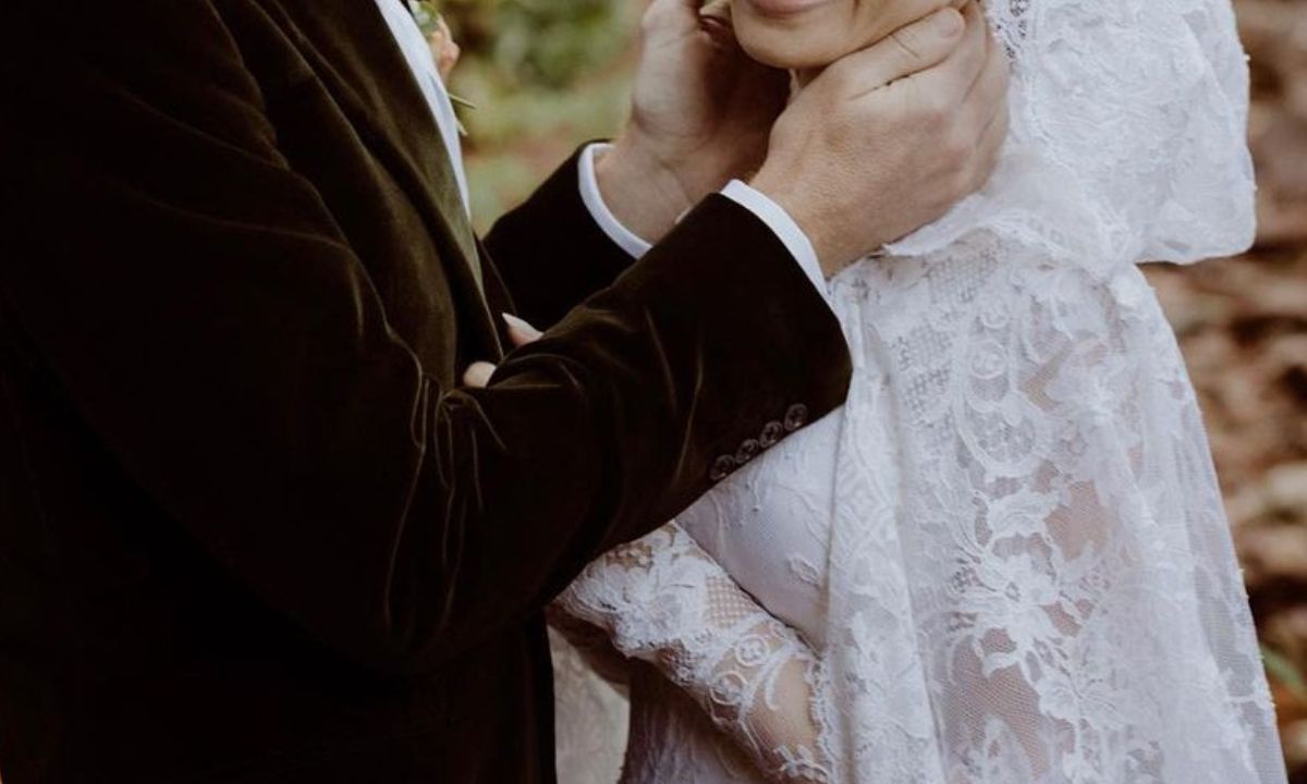 Η 32χρονη ηθοποιός ντύθηκε νύφη σε ένα παραμυθένιο σκηνικό και οι φωτογραφίες έγιναν viral