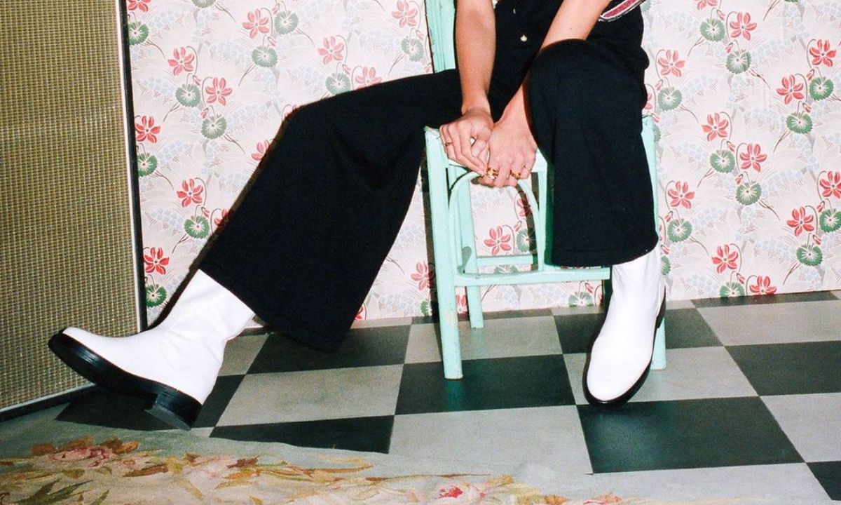 Ξέχνα τα μαύρα μποτάκια! Λευκά θα φοράς όλο το φθινόπωρο