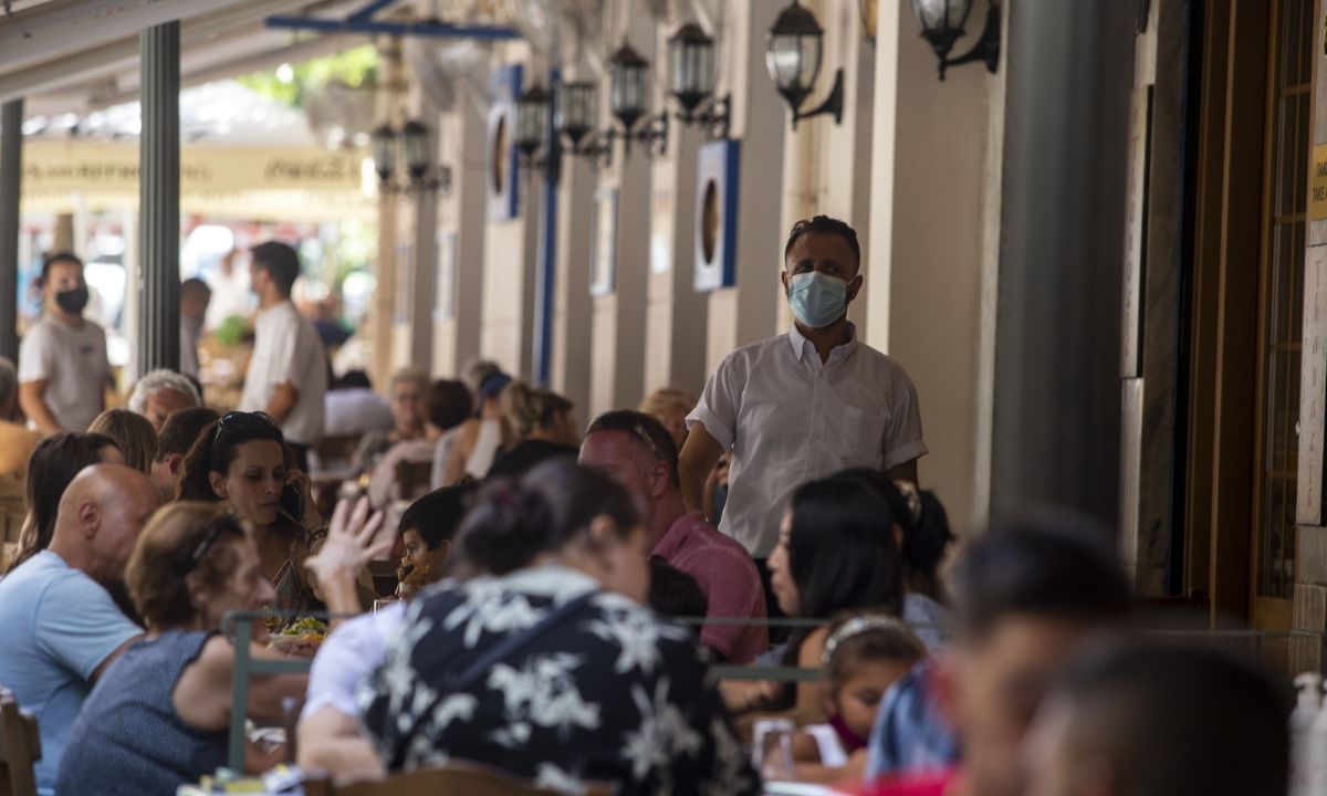 Εστίαση: Πώς θα μπαίνουν από Δευτέρα τα παιδιά έως 17 ετών σε καφετέριες και εστιατόρια