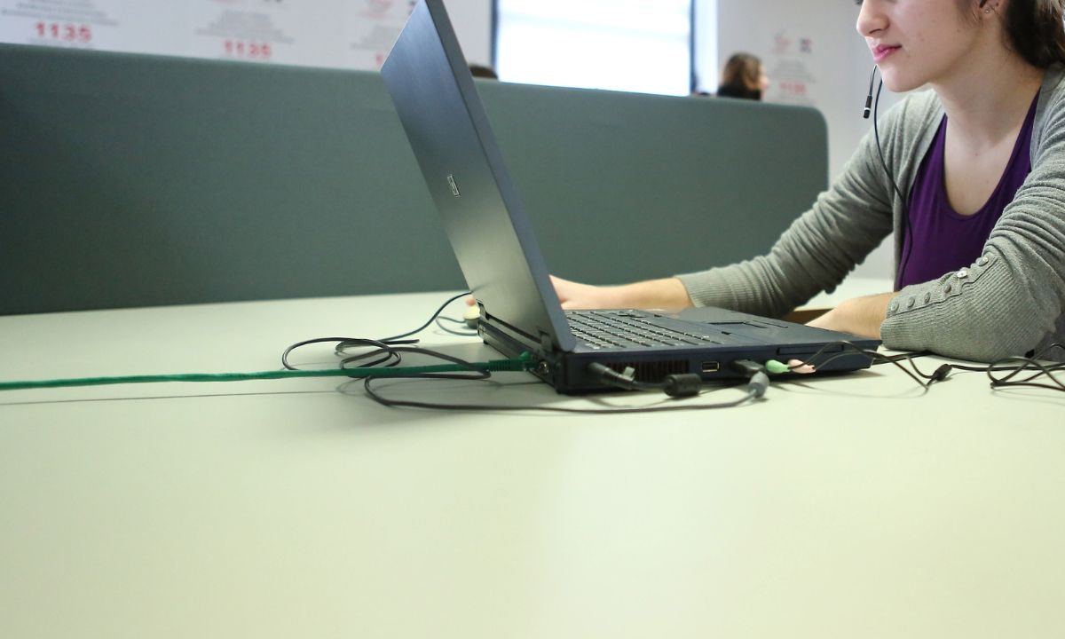 Επίδομα 1.200 ευρώ: Πόσα χρήματα θα παίρνουν τον μήνα οι 18 έως 29 ετών