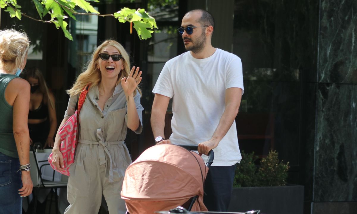 Ηλιάκη – Μανουσάκης: Βόλτα με το μωρό τους στο κέντρο της Αθήνας – Απίθανες φωτό