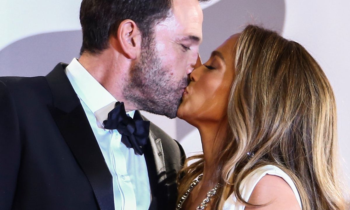 Το παθιασμένο φιλί JLo-Ben Affleck στο Met Gala 2021: Ο έρωτας δεν κολλάει στις μάσκες (photos)