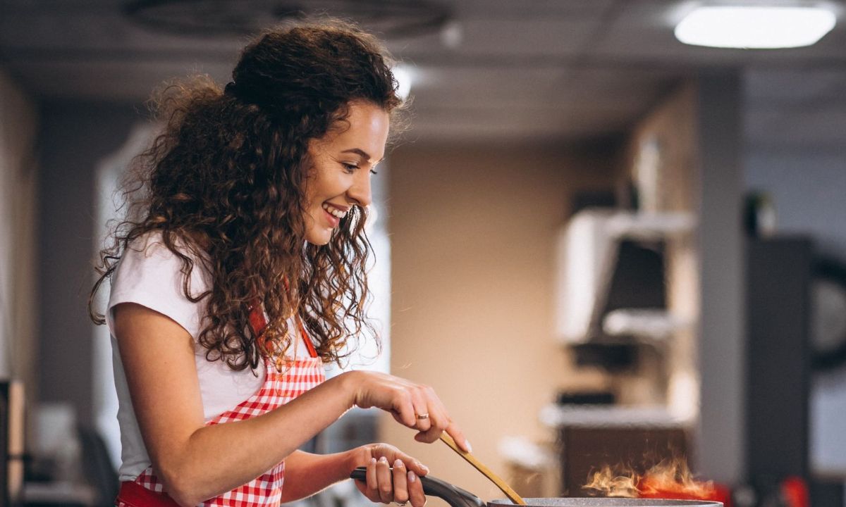 4 tips για να μη βαριέσαι να μαγειρεύεις