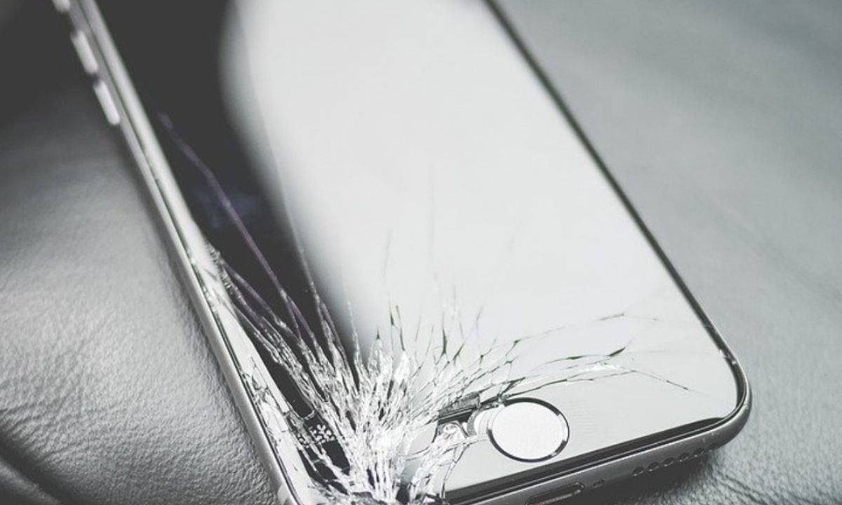 Έσπασε η οθόνη του κινητού σου; Το μόνο που θα χρειαστείς είναι... οδοντόκρεμα