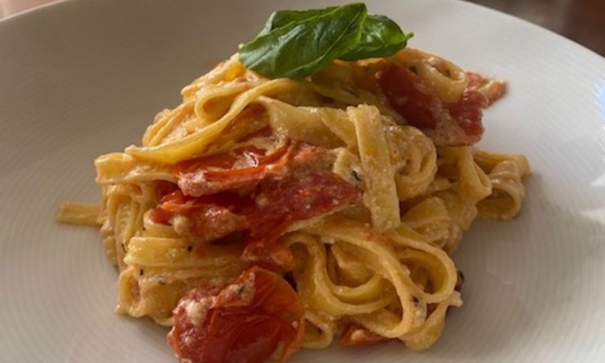 Η συνταγή για baked feta pasta με ελληνικά αγνά υλικά που έγινε Viral στο Τik Tok (Γράφει η Majenco)