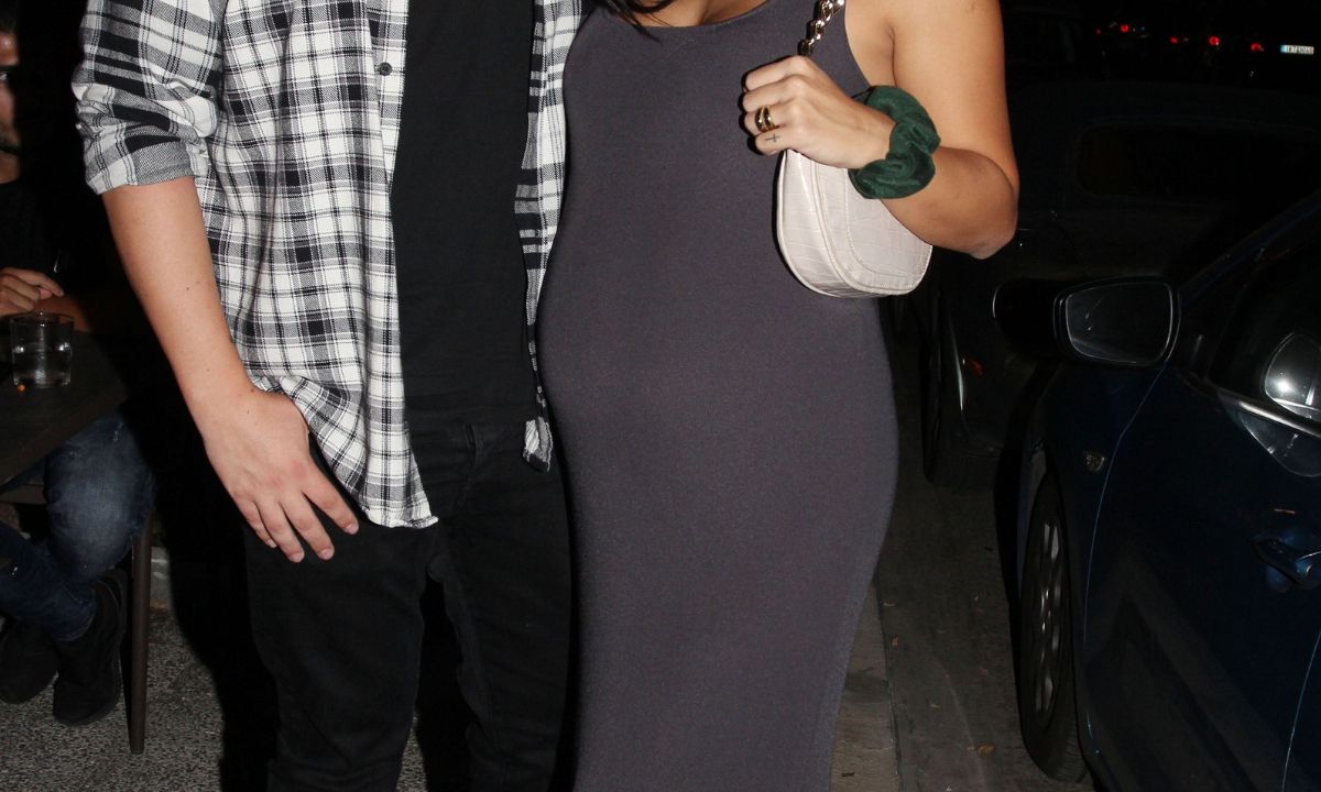 Γεννάει από μέρα σε μέρα αλλά βγήκε βραδινή βόλτα για να διασκεδάσει με τον τραγουδιστή σύζυγό της!