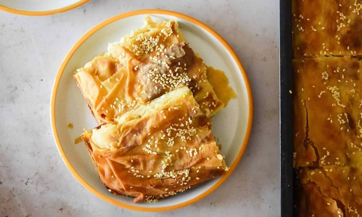 Συνταγή για την πιο νόστιμη τυρόπιτα που θα φτιάξεις με λιγότερα από 10 ευρώ