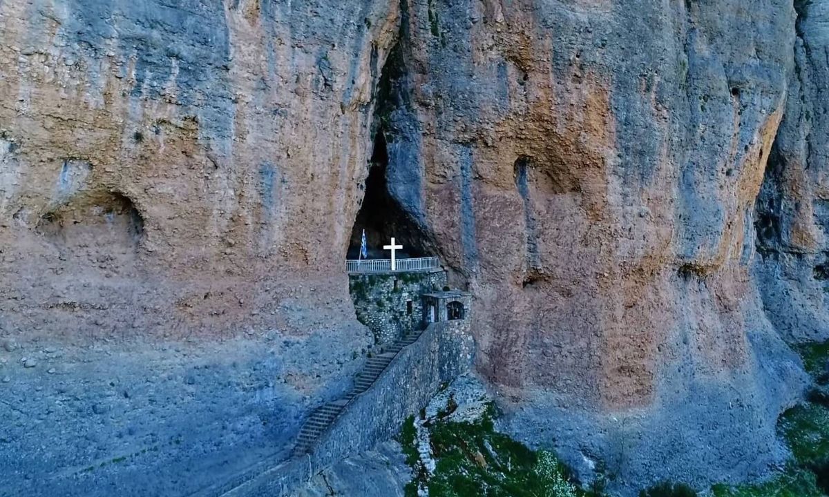 Άγνωστη Ελλάδα: Το «Ζάλογγο» της Κορινθίας με τα λεία, κάθετα βράχια και τη σκοτεινή ιστορία