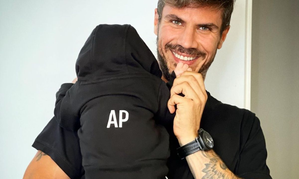 Ο Άκης Πετρετζίκης τραγούδησε στον γάμο του: Το πρώτο στόρι μετά το γλέντι με τον γιο του Αχιλλέα