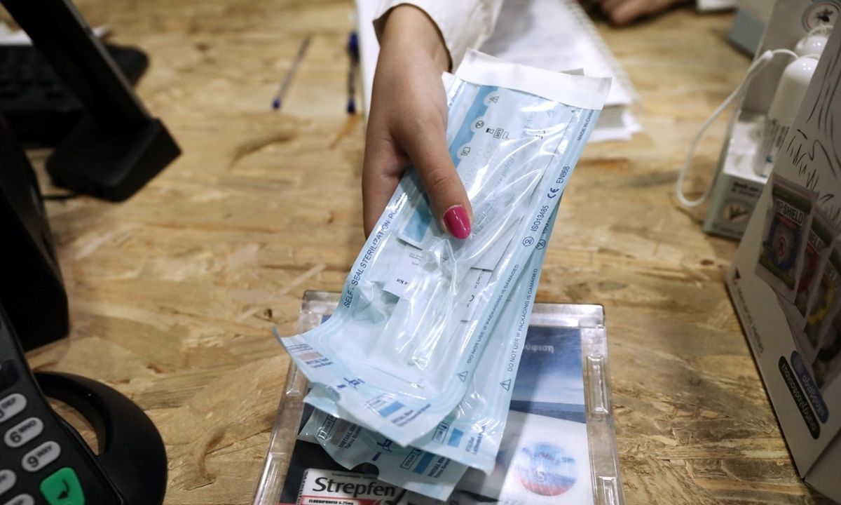 Self-test για τους μαθητές από τα φαρμακεία – Από τις 29/9 έως τις 8/10 η διάθεση