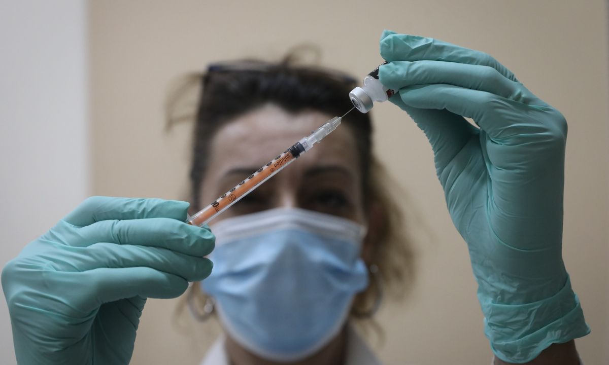 Ξεκινά ο αντιγριπικός εμβολιασμός - Τι περιλαμβάνει το εμβόλιο, τι ισχύει για ασθενείς με κορονοϊό