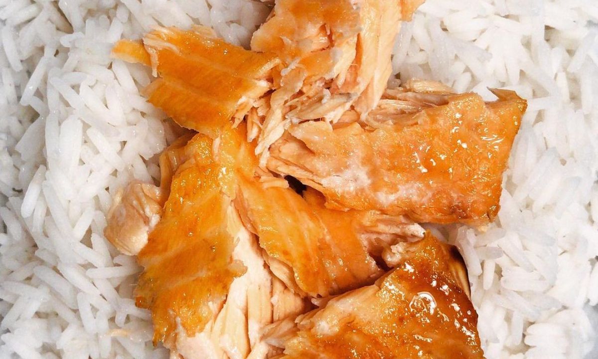 Σολομός με ρύζι: Η συντάγη που έγινε viral στο TikTok θα σε ενθουσιάσει