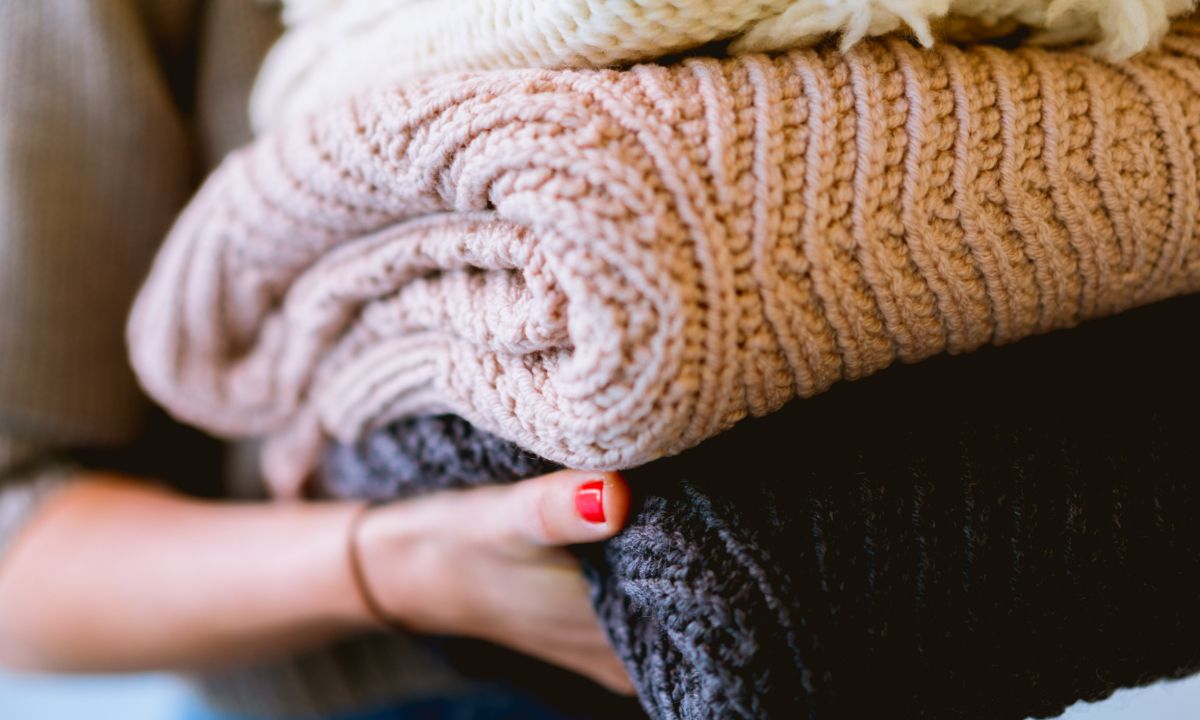 Πώς θα διπλώσεις τα πουλόβερ για να μην πιάνουν χώρο στην ντουλάπα (video)