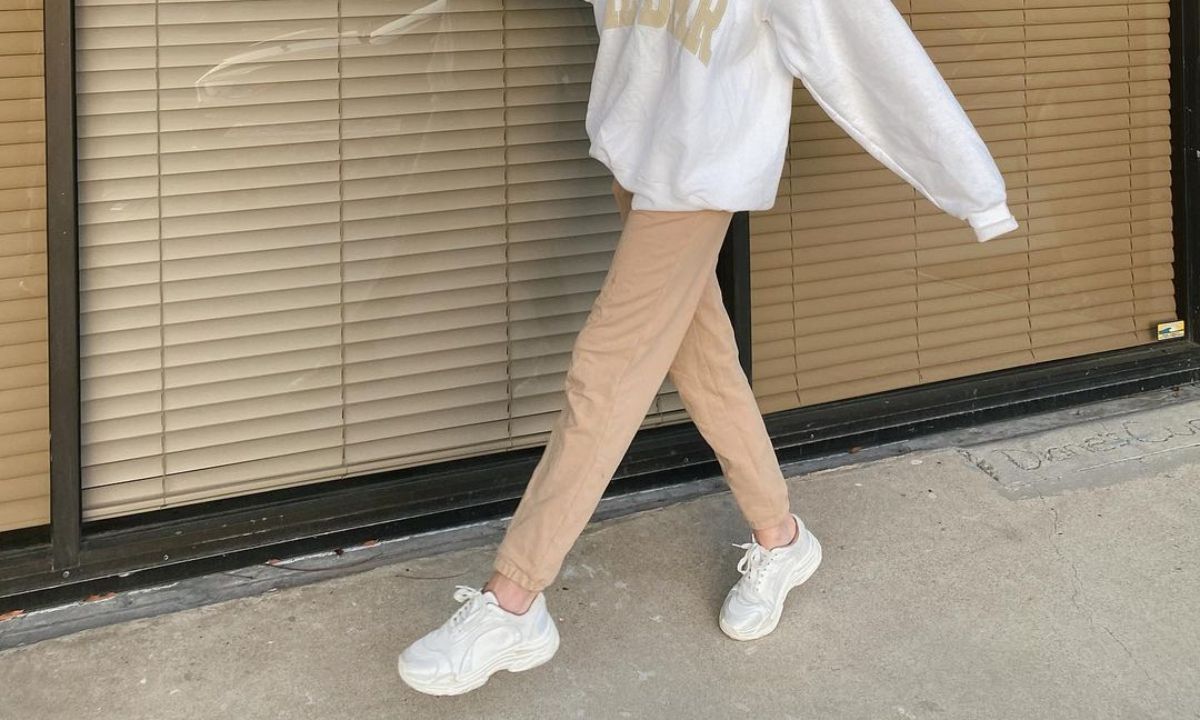 8 τρόποι να φορέσεις τα λευκά sneakers το φθινόπωρο