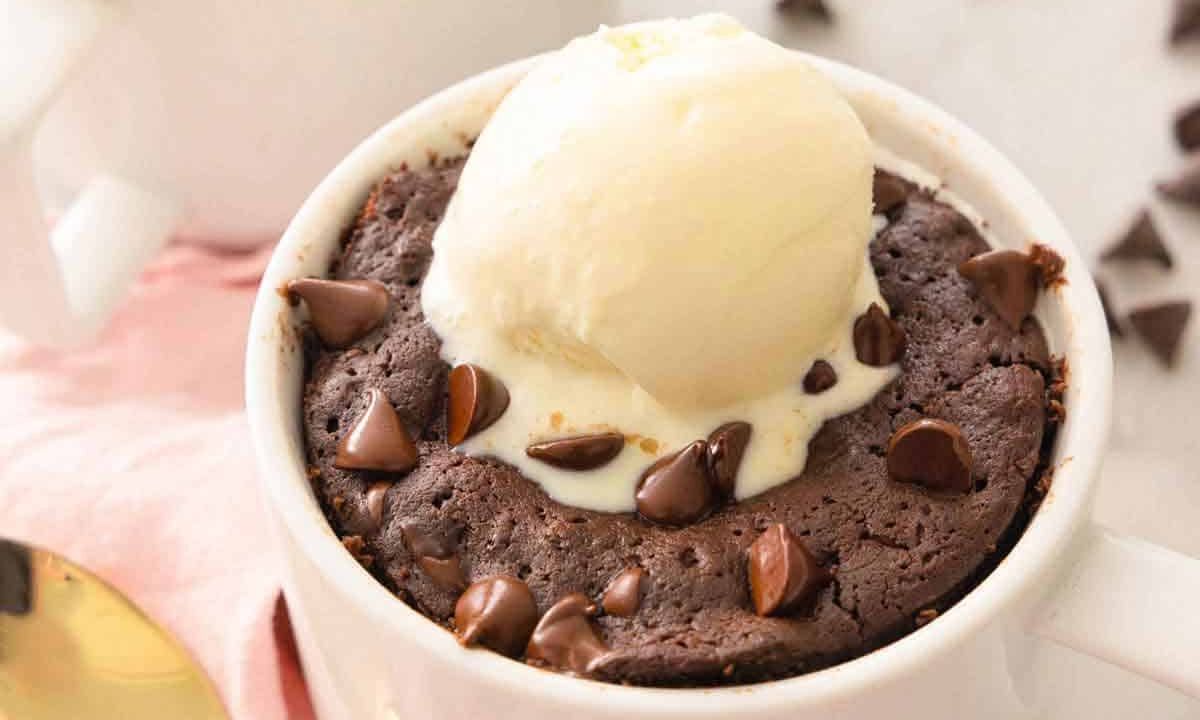 Brownie σε κούπα: Φτιάξτο ακόμη και στο γραφείο