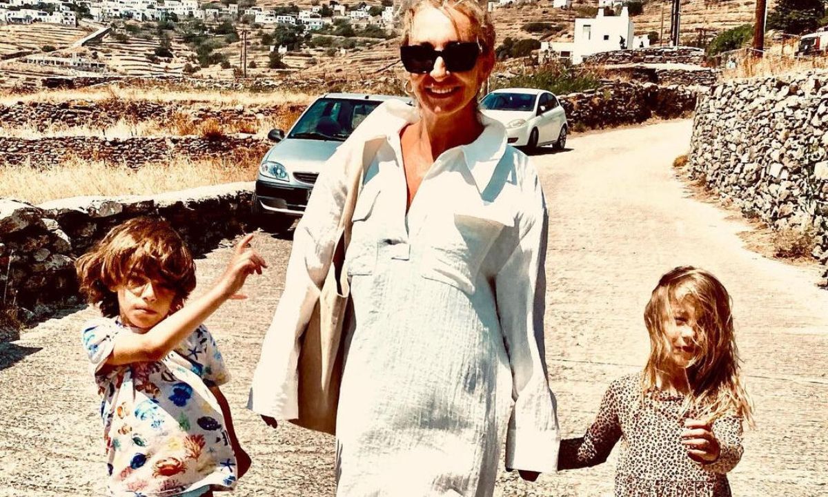 Συγκινεί η Ρούλα Ρέβη για την εγκυμοσύνη της: Οι πρόωρες γέννες και οι photos από τη θερμοκοιτίδα