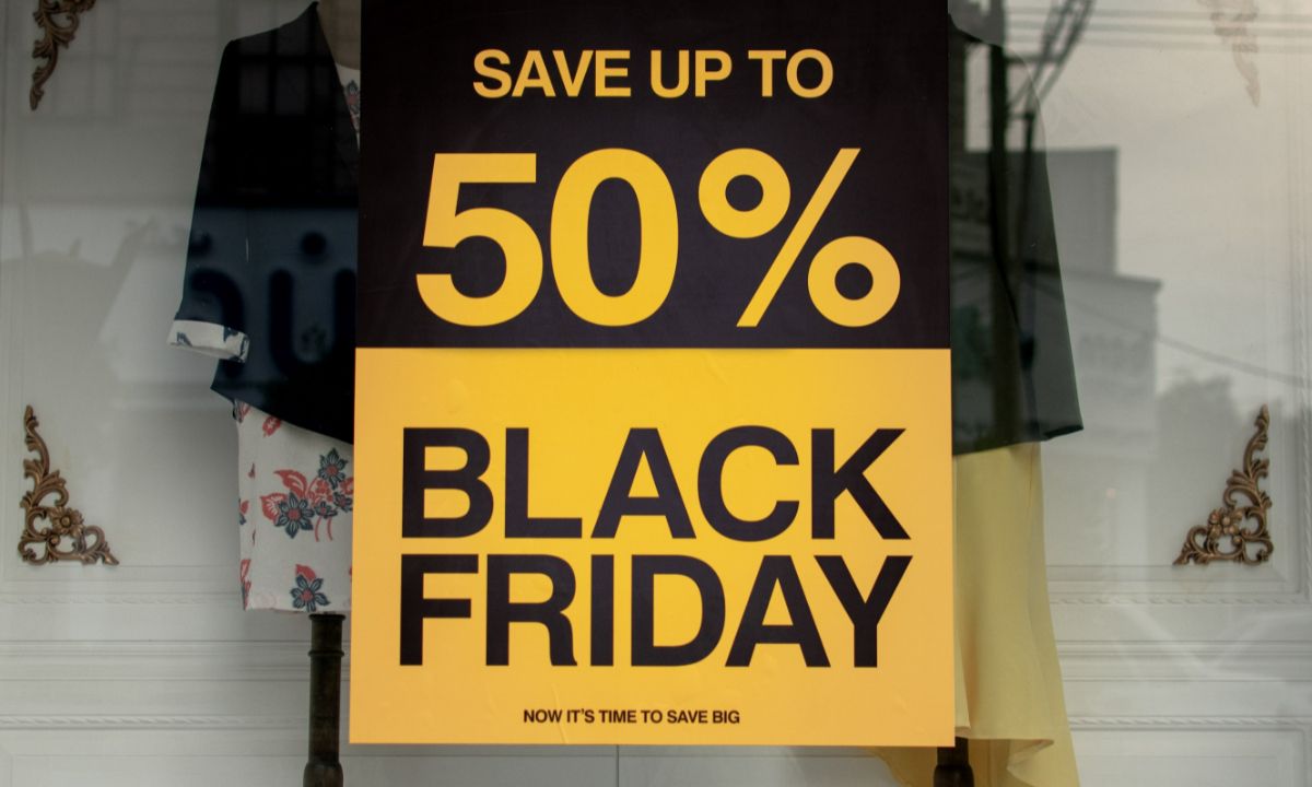 Πλησιάζει η Black Friday! 5 tips για να μην ξοδέψεις αλόγιστα τα χρήματά σου