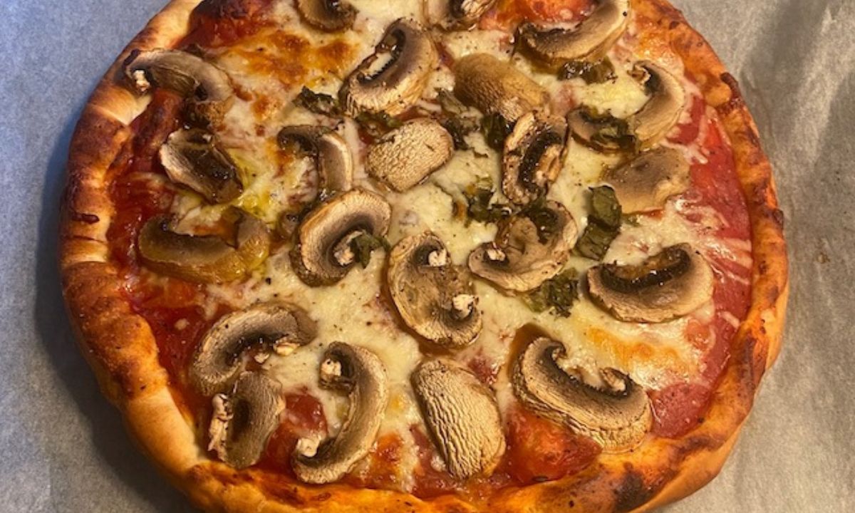 Συνταγή για σπιτική Pizza Margarita με μανιτάρια και λάδι τρούφας (Γράφει η Majenco)