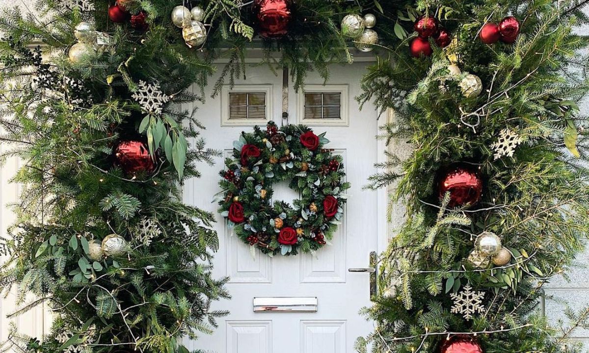 Τα Χριστούγεννα από την πόρτα φαίνονται! 10 ιδέες για να την κάνεις πιο festive από ποτέ