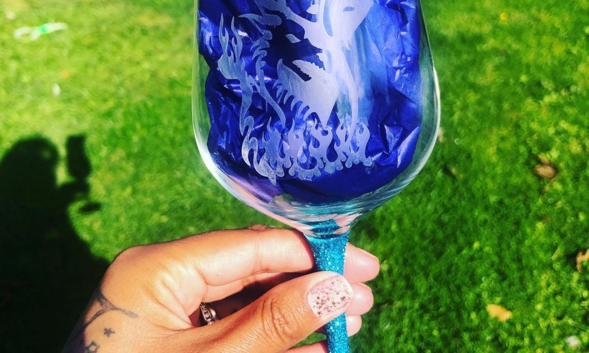 Δες και κάνε κι εσύ τη χριστουγεννιάτικη κατασκευή με glitter που έγινε…viral στο TikTok