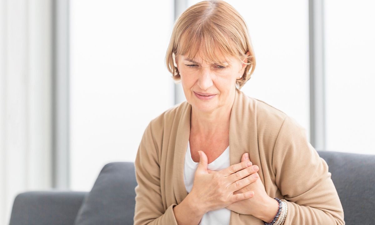 Έμφραγμα χωρίς πόνο στο στήθος: Με ποια άλλα συμπτώματα εκδηλώνεται (εικόνες)