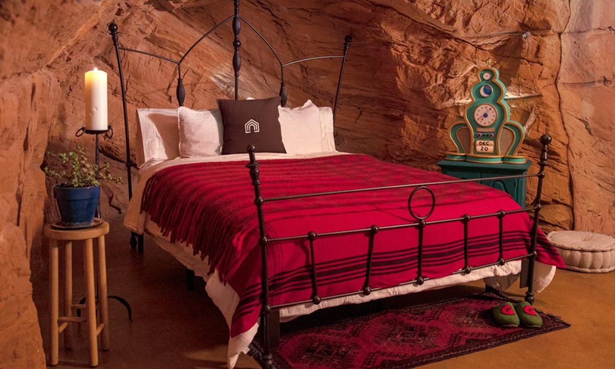 Αν είσαι λάτρης του Grinch τότε μπορείς να μείνεις αυτά τα Χριστούγεννα στη ...σπηλιά του!