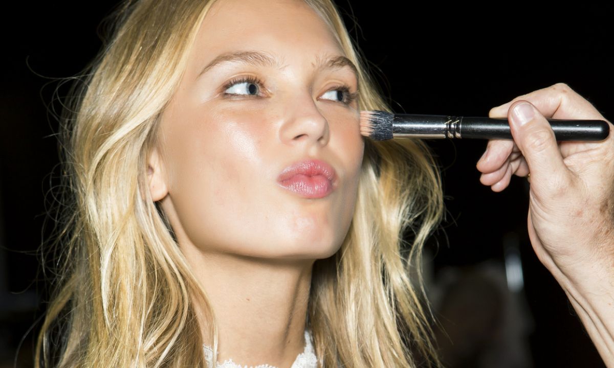 Primer προσώπου: Τι κάνει και πώς θα επιλέξεις το κατάλληλο για τη δική σου επιδερμίδα