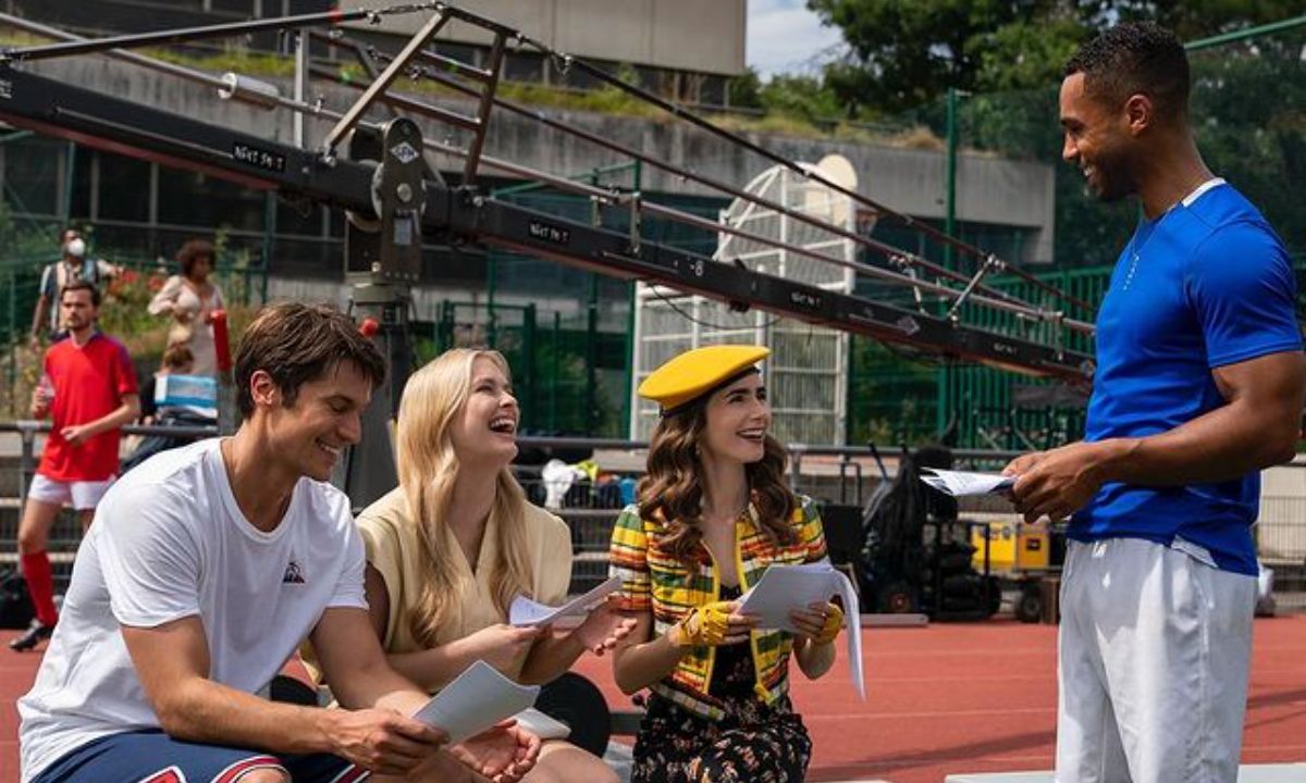 Emily In Paris: Η γκαρνταρόμπα της 2ης σεζόν είναι γεμάτη σύνολα από σχεδιαστές μόδας