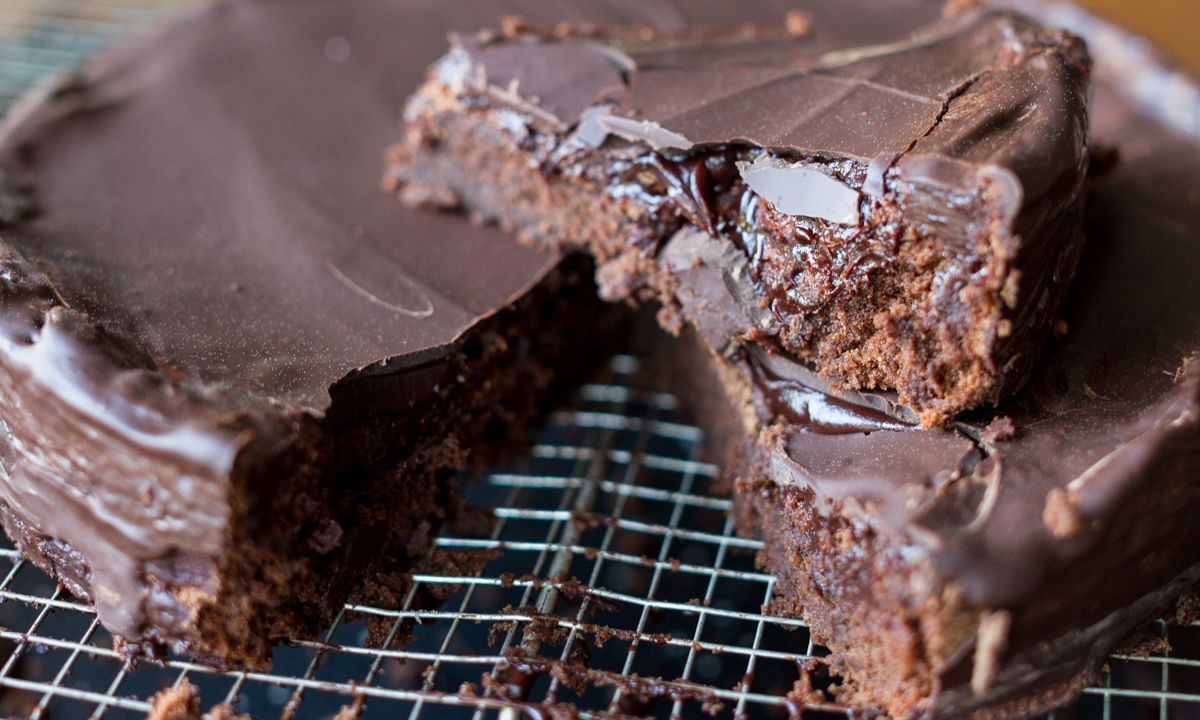 Σοκολατένιο κέικ με γλάσο κόκκινου κρασιού – Θα γίνει το αγαπημένο σας