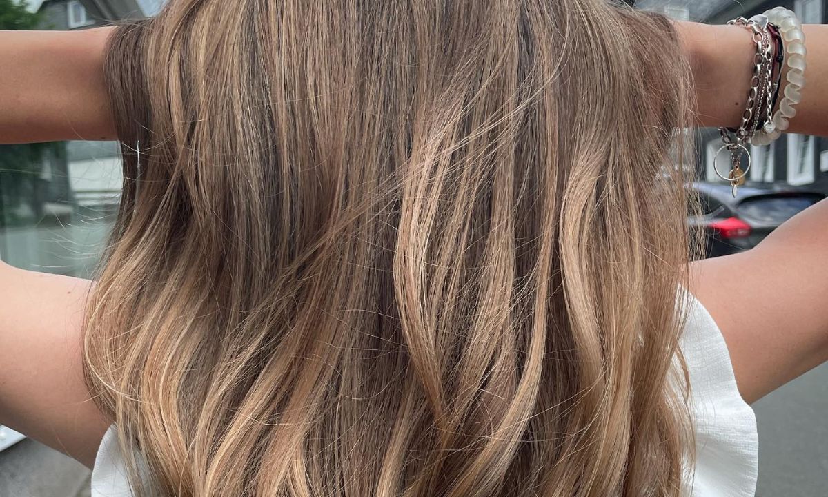 To milk tea hair color trend είναι η μεγαλύτερη τάση στα χρώματα μαλλιών το 2022
