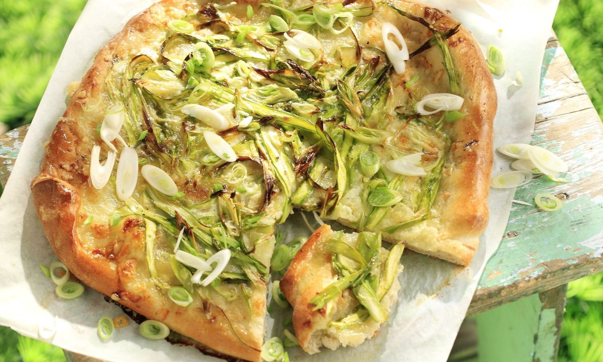 Συνταγή για πίτσα με σπαράγγια – Διαφορετική στη γεύση και πεντανόστιμη