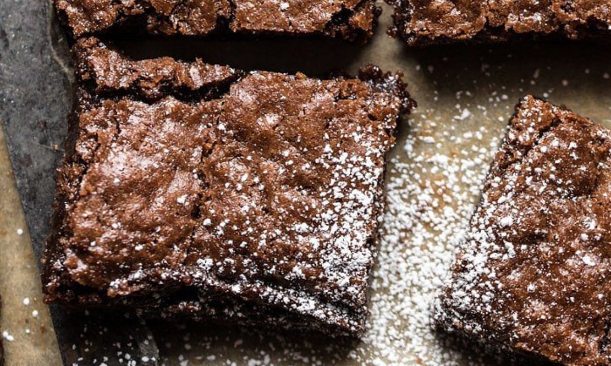 Το απόλυτο σοκολατένιο brownie που λιώνει στο στόμα