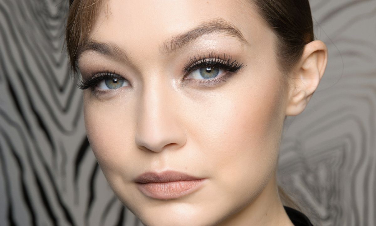 Το τρικ στο μακιγιάζ που φωτίζει το βλέμμα λες και έκανες λίφτινγκ στα μάτια