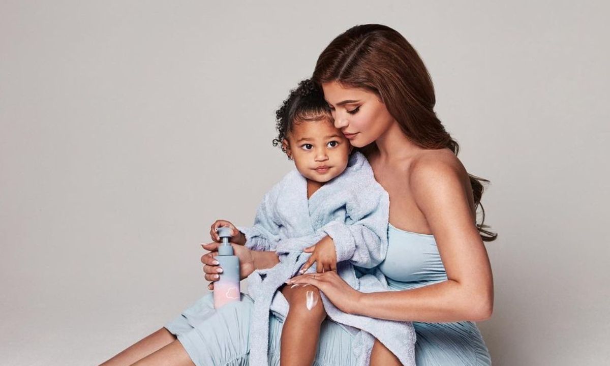 Η Kylie Jenner έγινε μαμά για δεύτερη φορά: Η φωτογραφιά του γιου της με την κόρη της Stormi