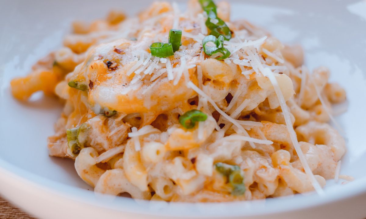 BBQ Mac & Cheese: Η απόλυτη συνταγή που θα λατρέψουν μικροί και μεγάλοι