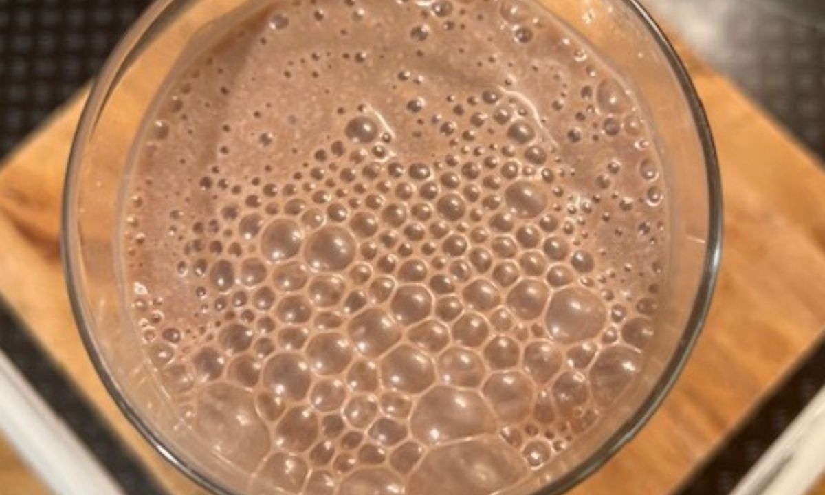 Συνταγή για το απόλυτο ρόφημα μπανάνας με κακάο που θα σας γεμίσει με ενέργεια (Γράφει η Majenco)