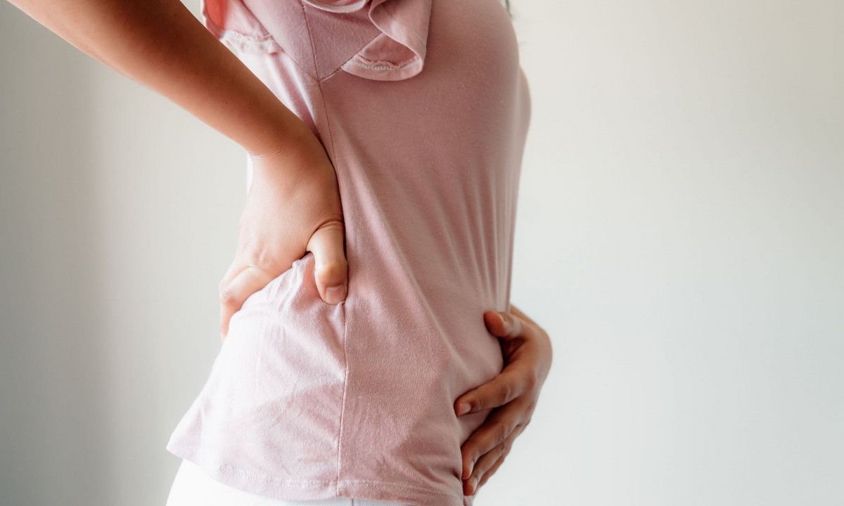 Περίοδος και πόνος στη μέση: Πώς θα τον αντιμετωπίσετε (εικόνες)