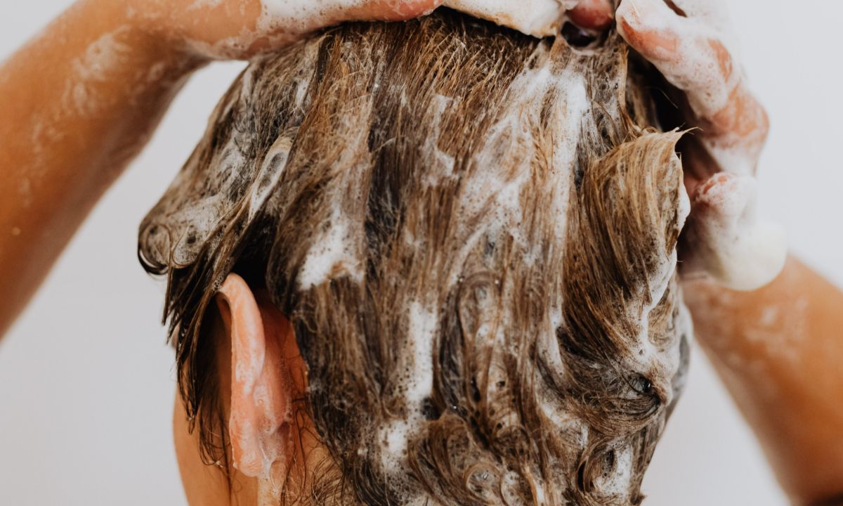 7 tips για να λούζεσαι σωστά και να έχεις λαμπερά μαλλιά πάντα