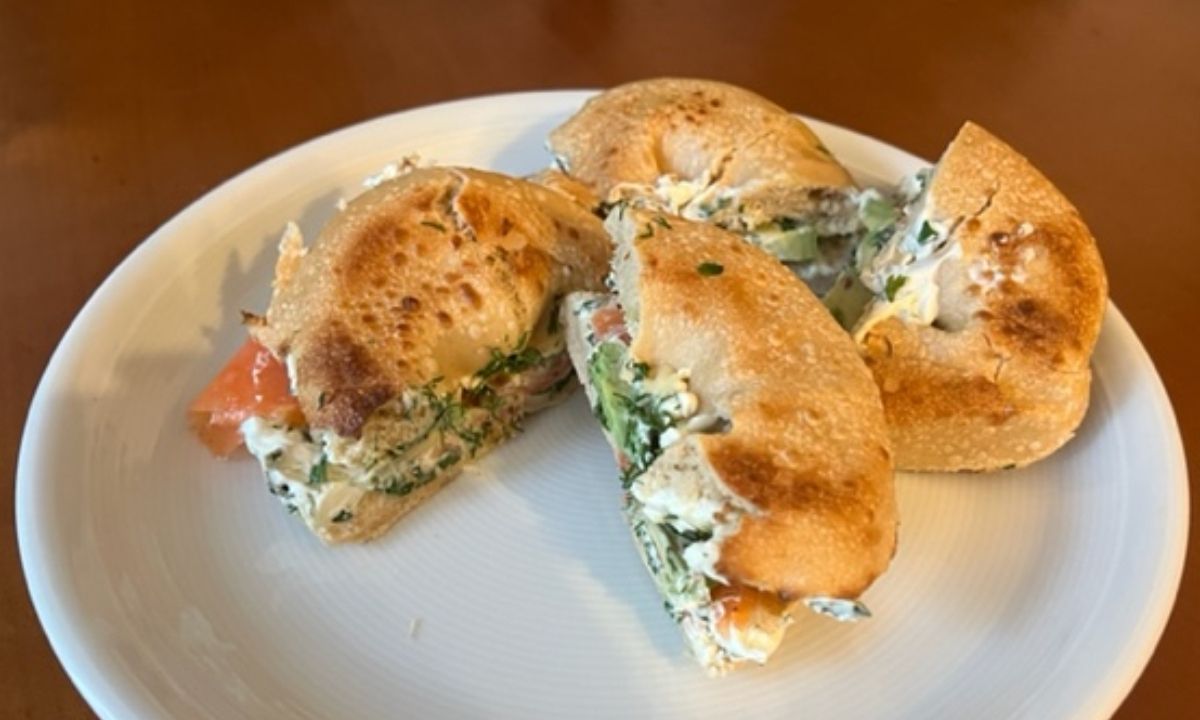 Συνταγή για το πιο yummy bagel με σολομό, που θα γαργαλίσει τον ουρανίσκο σας (Γράφει η Majenco)