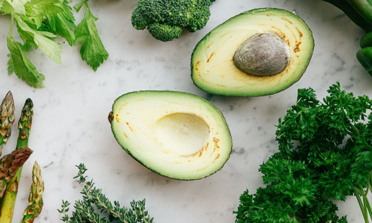 Το μυστικό για να μην μαυρίσει το αβοκάντο όταν το κόψεις είναι ένα!