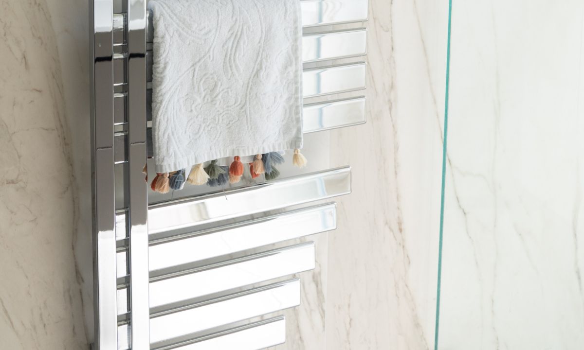 Αν στεγνώνεις τα ρούχα πάνω στο καλοριφέρ, θα συμβούν 3 ανεπιθύμητα πράγματα
