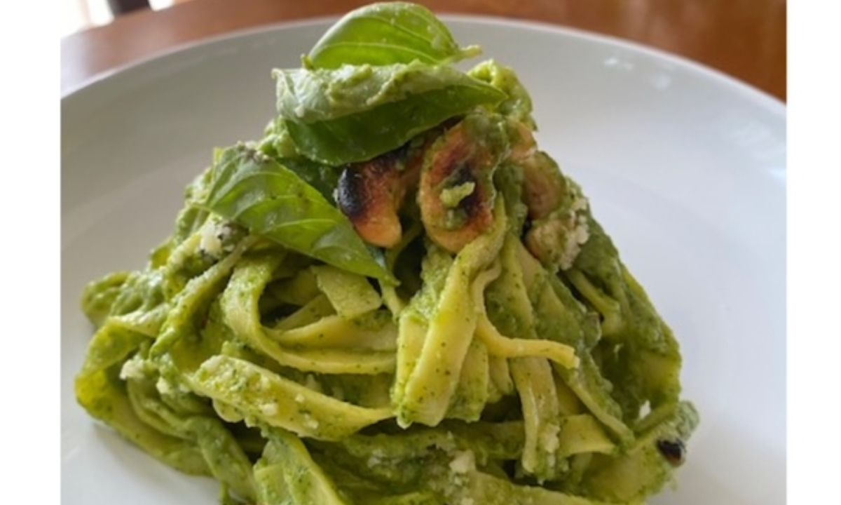 Yummy Νηστίσιμη συνταγή για Ταλιατέλες με μεταξωτή υφή από πέστο αβοκάντο (Γράφει η Majenco)