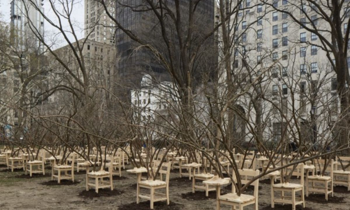 100 ξύλινα θρανία στέκουν στη Νέα Υόρκη: Το μήνυμα για την εκπαίδευση