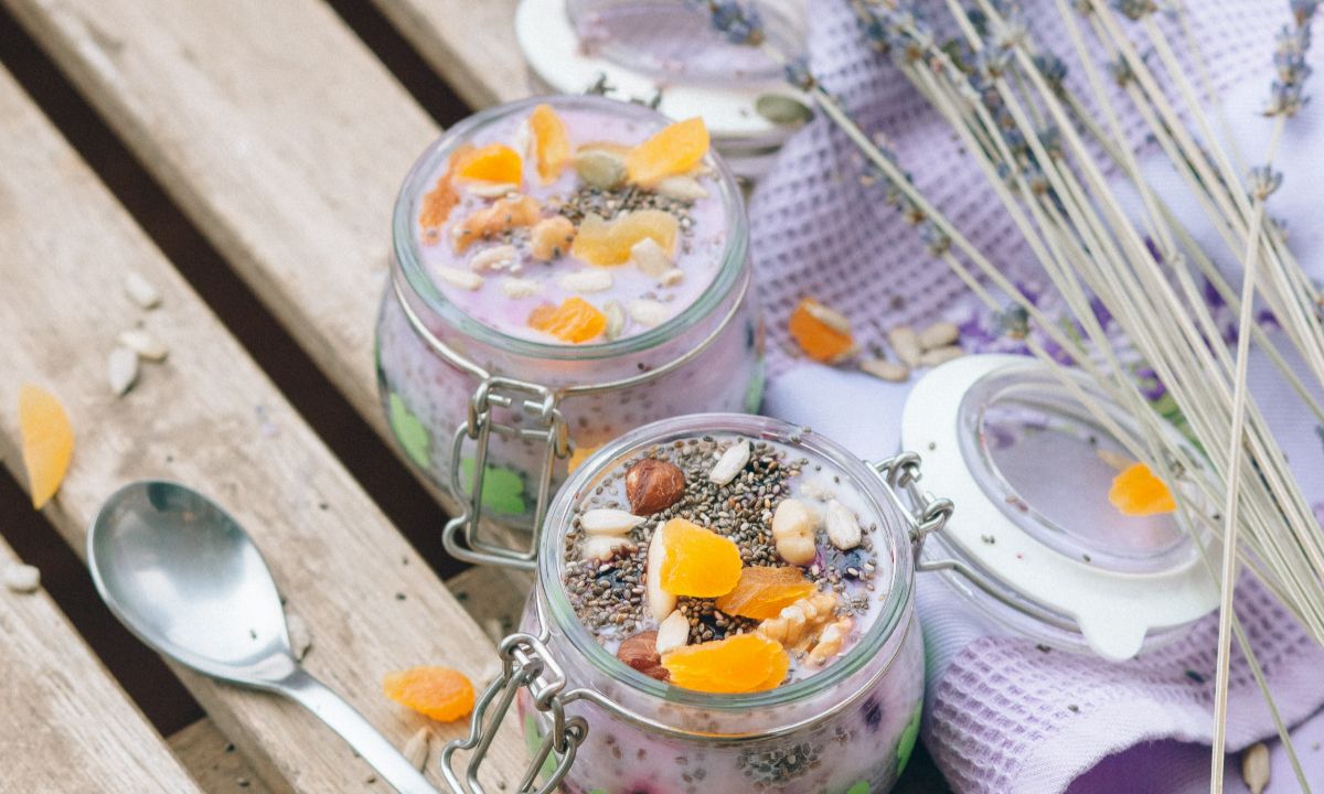 10 superfoods που πρέπει να έχεις πάντα στο ντουλάπι της κουζίνας σου (και πού κάνουν καλό)