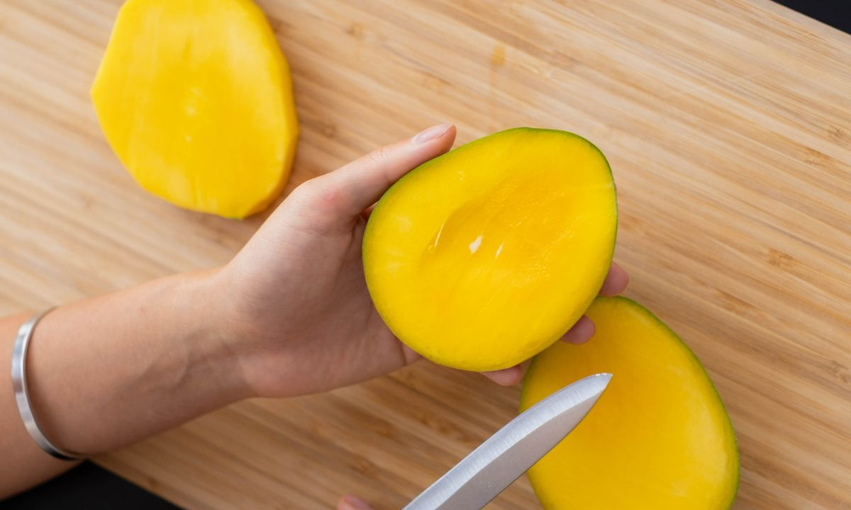 Πώς θα κόψεις πανεύκολα το μάνγκο και το αβοκάντο