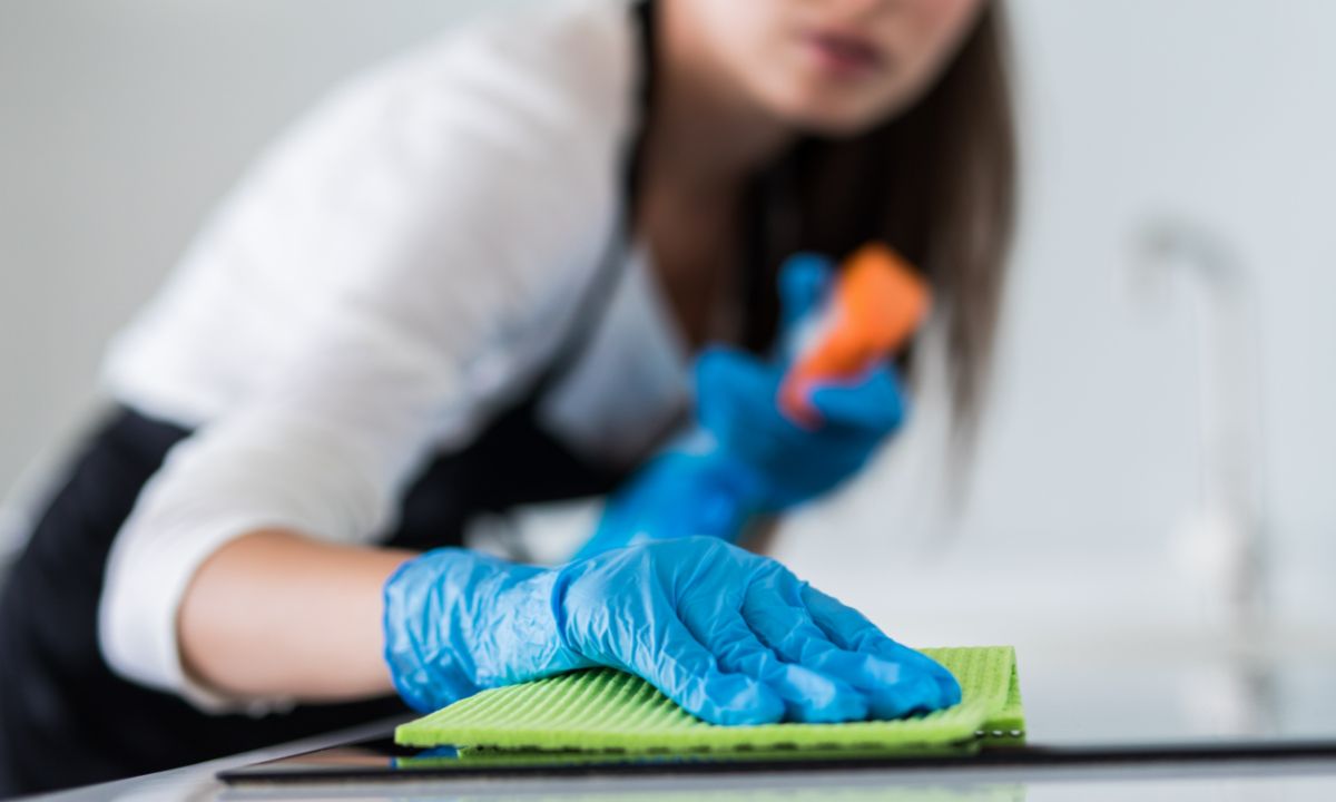 Το κόλπο με τον καφέ για να καθαρίσεις τα αγαπημένα σου έπιπλα