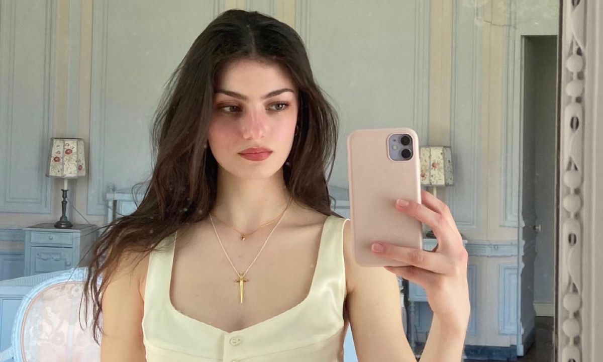 10 κομψά tops που θα φοράς συνέχεια την άνοιξη (από το πρωί ως το βράδυ)