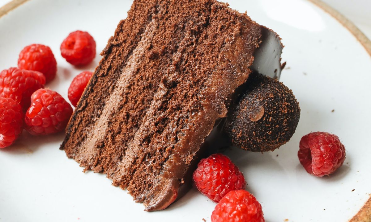 Αυτό το σοκολατένιο κέικ φτιάχνεται στο φούρνο μικροκυμάτων σε 5 λεπτά