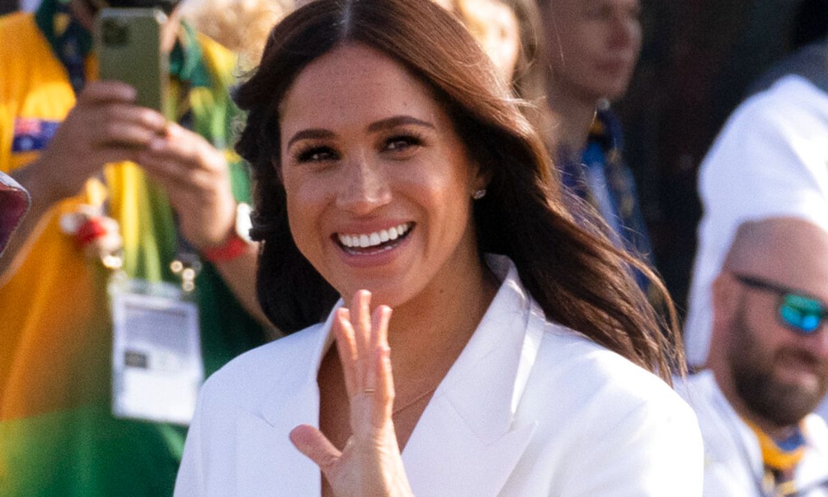 H Meghan Markle με λευκό κοστούμι και έχοντας χάσει όλα τα κιλά της γέννας